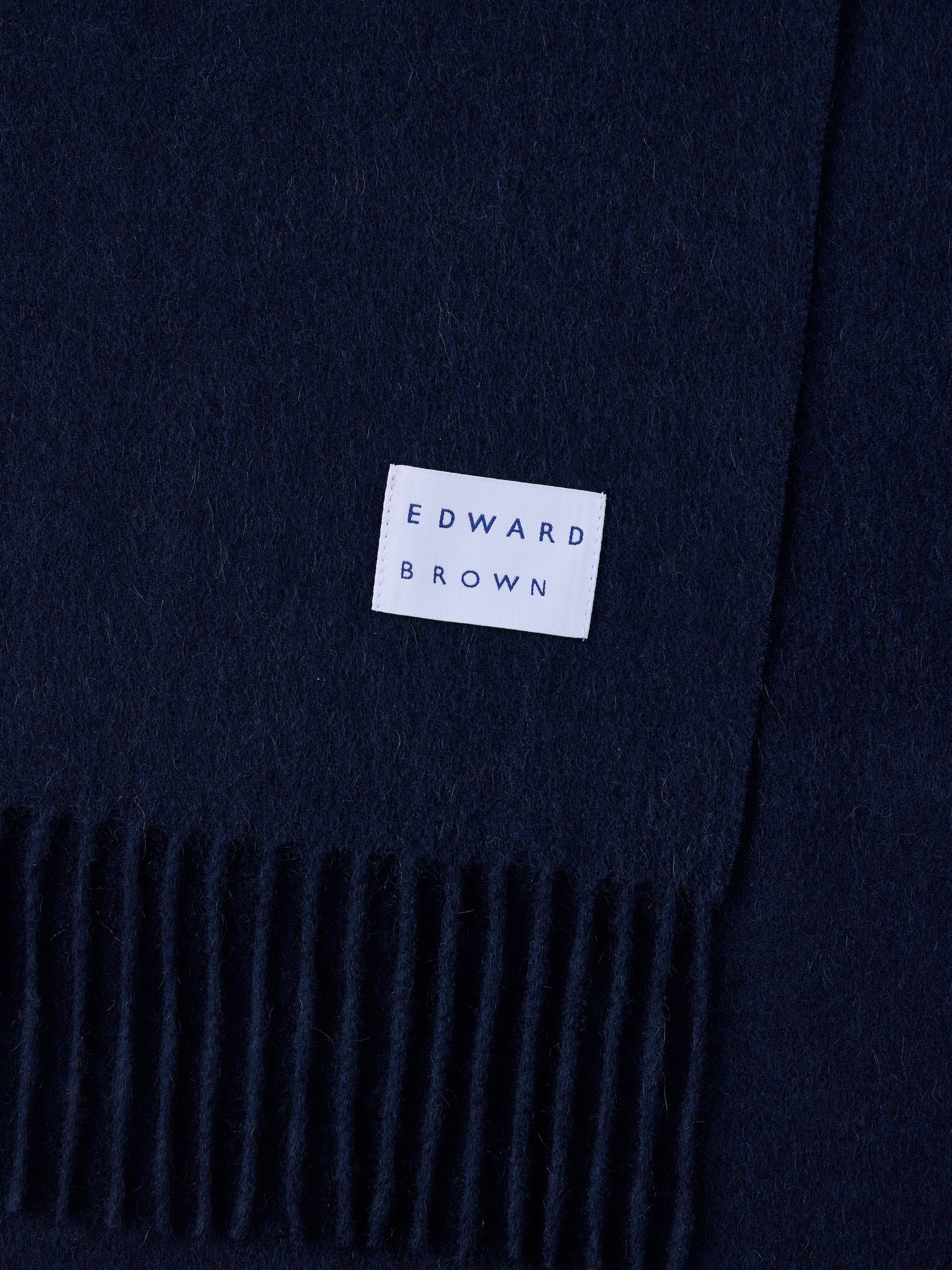大判カシミヤストール ネイビーのEDWARD BROWNロゴタグとフリンジ部分