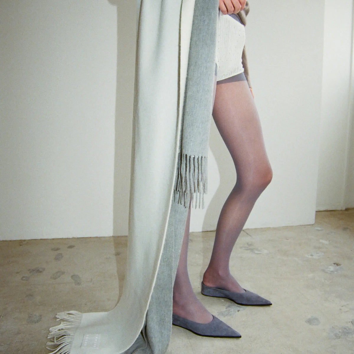 洗練されたミニマムなカシミヤストール｜EDWARD BROWN (エドワード