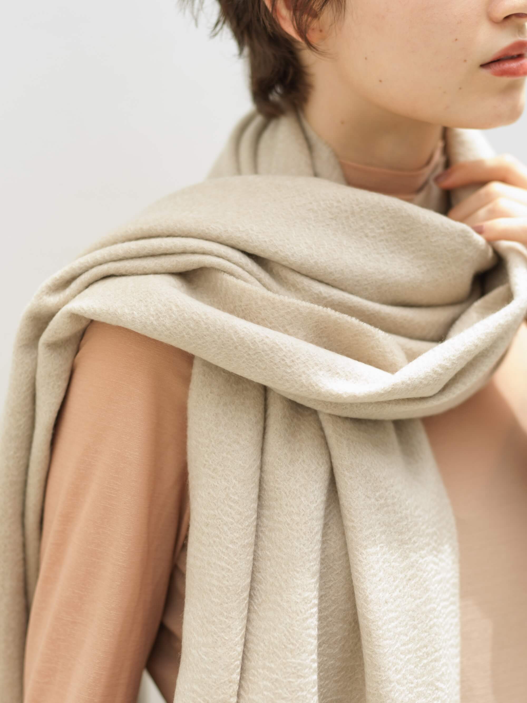 Cashmere stole ecru | EDWARD BROWN official online store